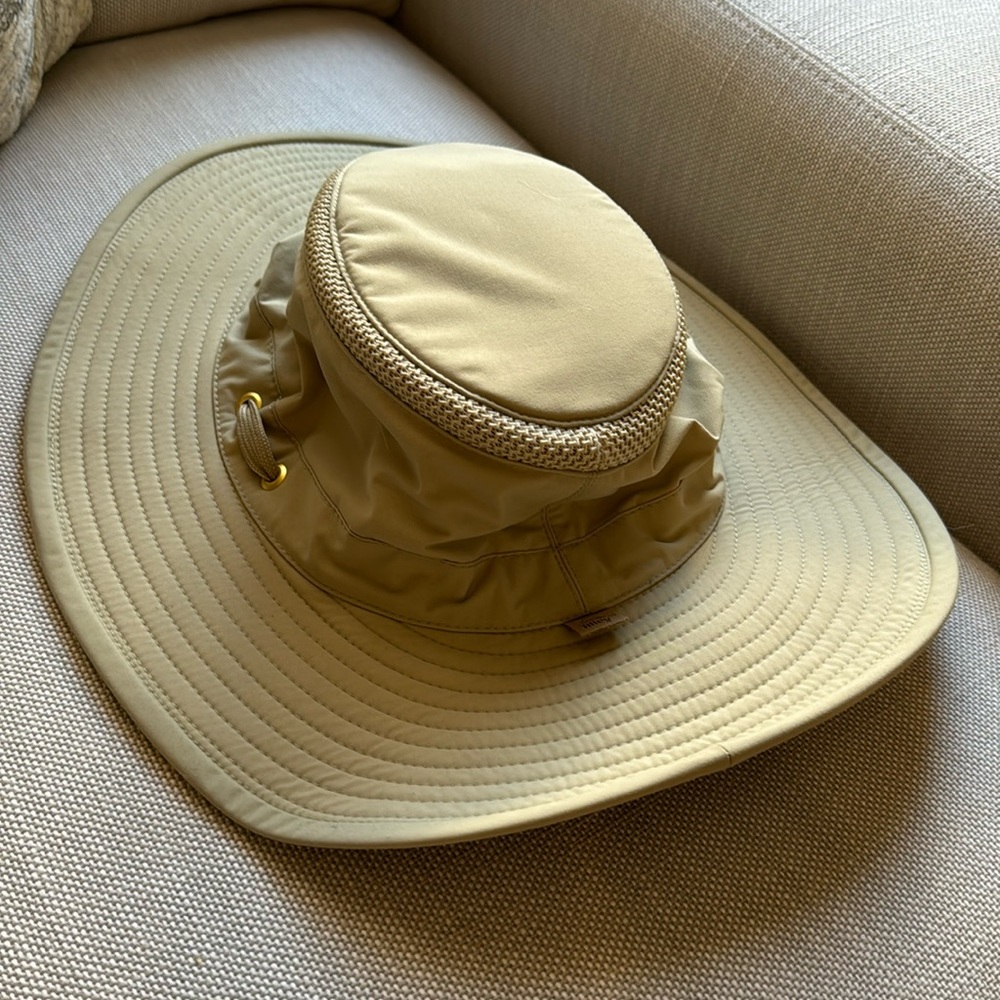 The airflow Tilley Hat size 7 5/8 - tan - barely worn